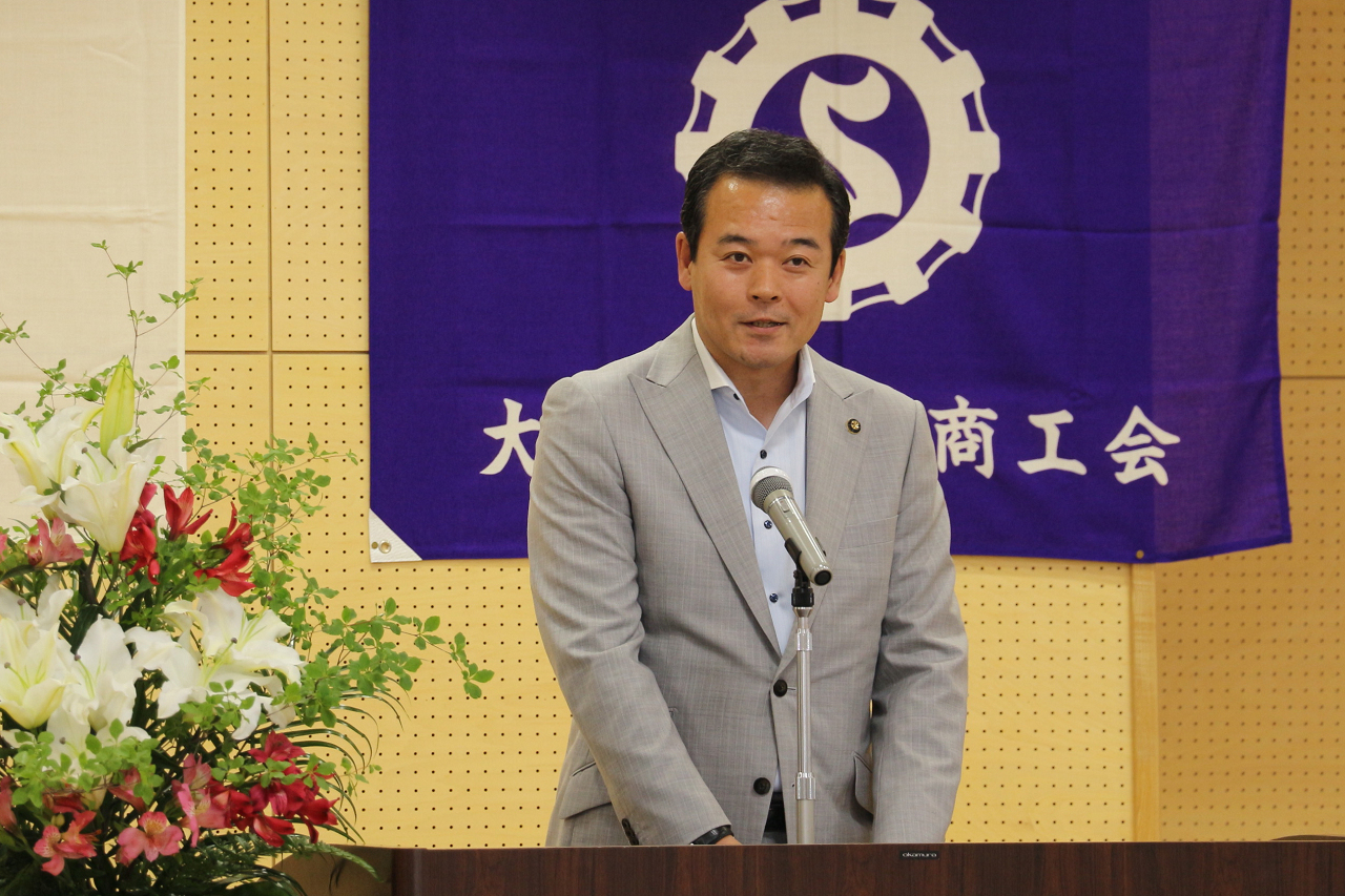 あいさつを述べる市長