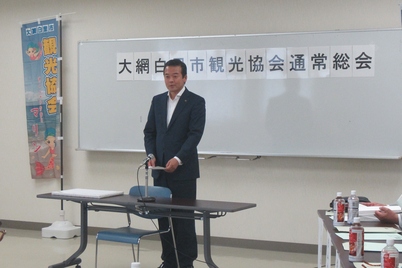 あいさつを述べる市長
