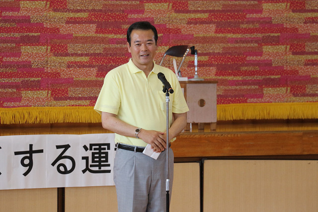 増穂小学校の児童にあいさつをする市長の写真