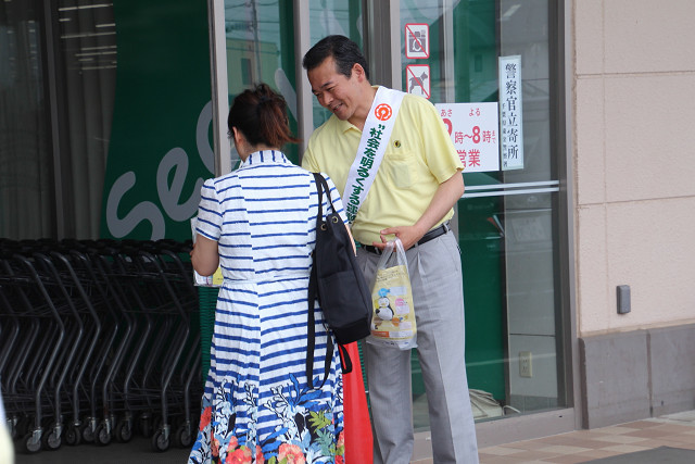 街頭キャンペーンを行う市長の写真