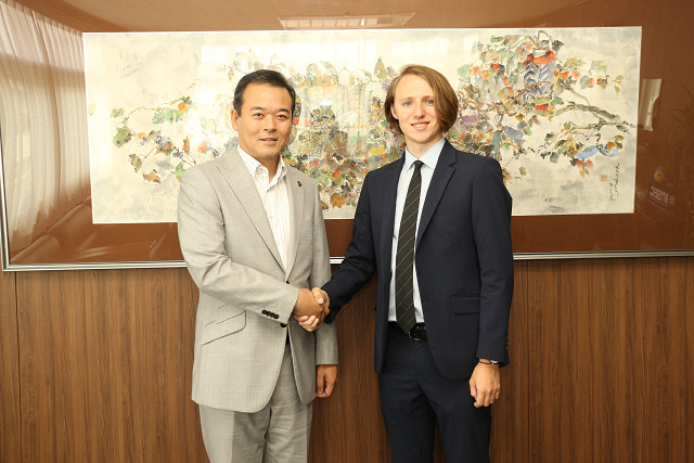 スミス グラント ウィリアムさんと市長の写真