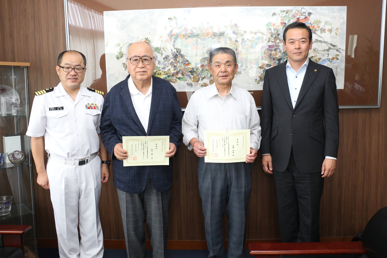 委嘱を受けた堀内氏(中央左)、遠藤氏(中央右)