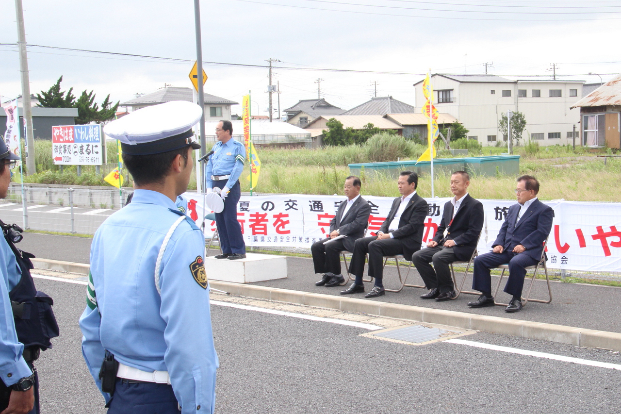出動式に参列する市長