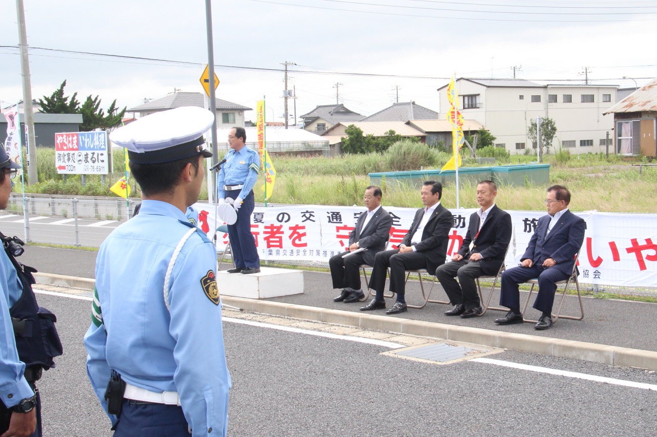 出動式に参列する市長　