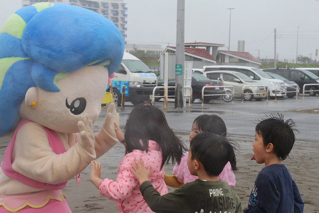 マリンと子どもたちの写真