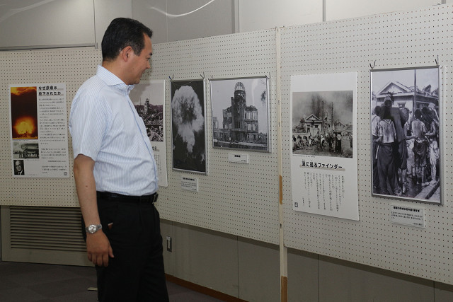 郷土資料を見学する市長の写真