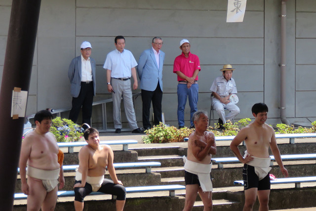 相撲を観戦する市長の写真