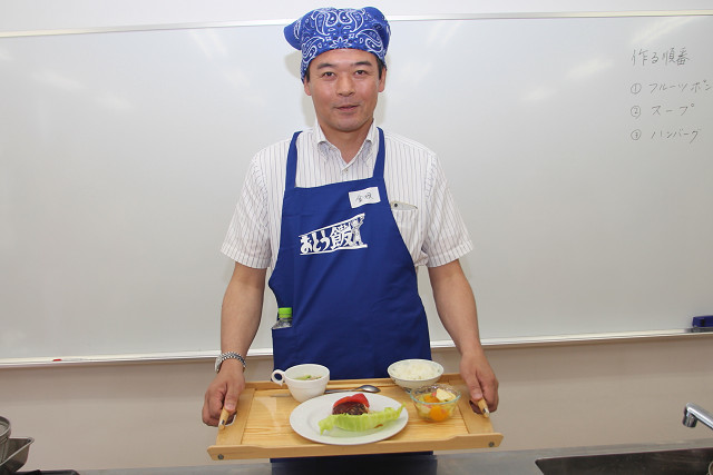 市長と料理の写真
