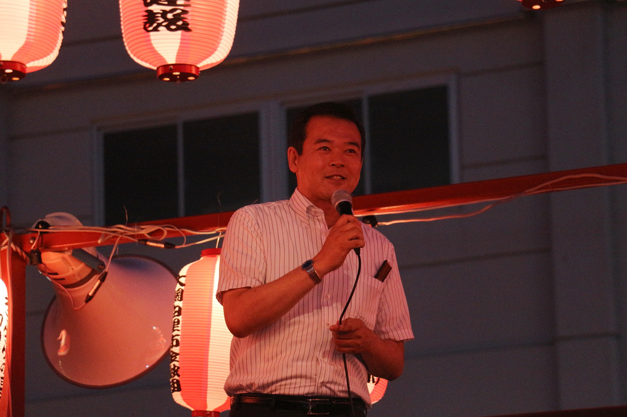 あいさつを述べる市長