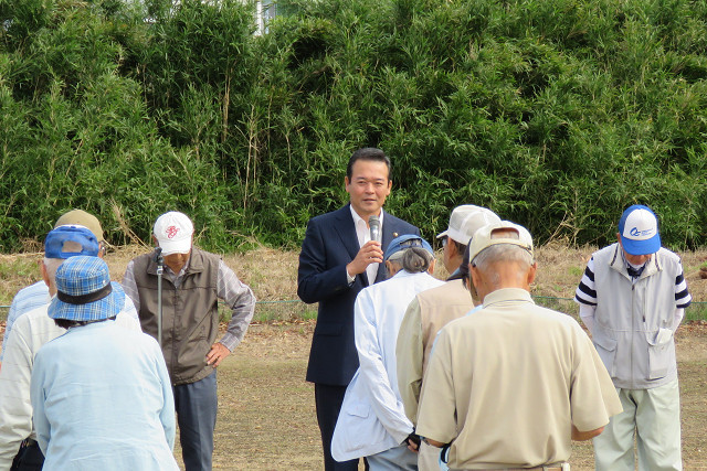 あいさつを述べる市長の写真