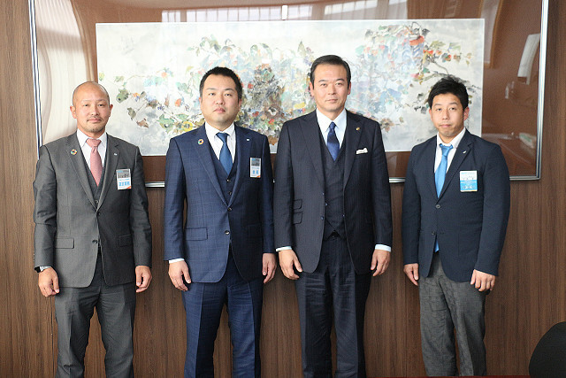 日本青年会議所の皆さんと市長の写真