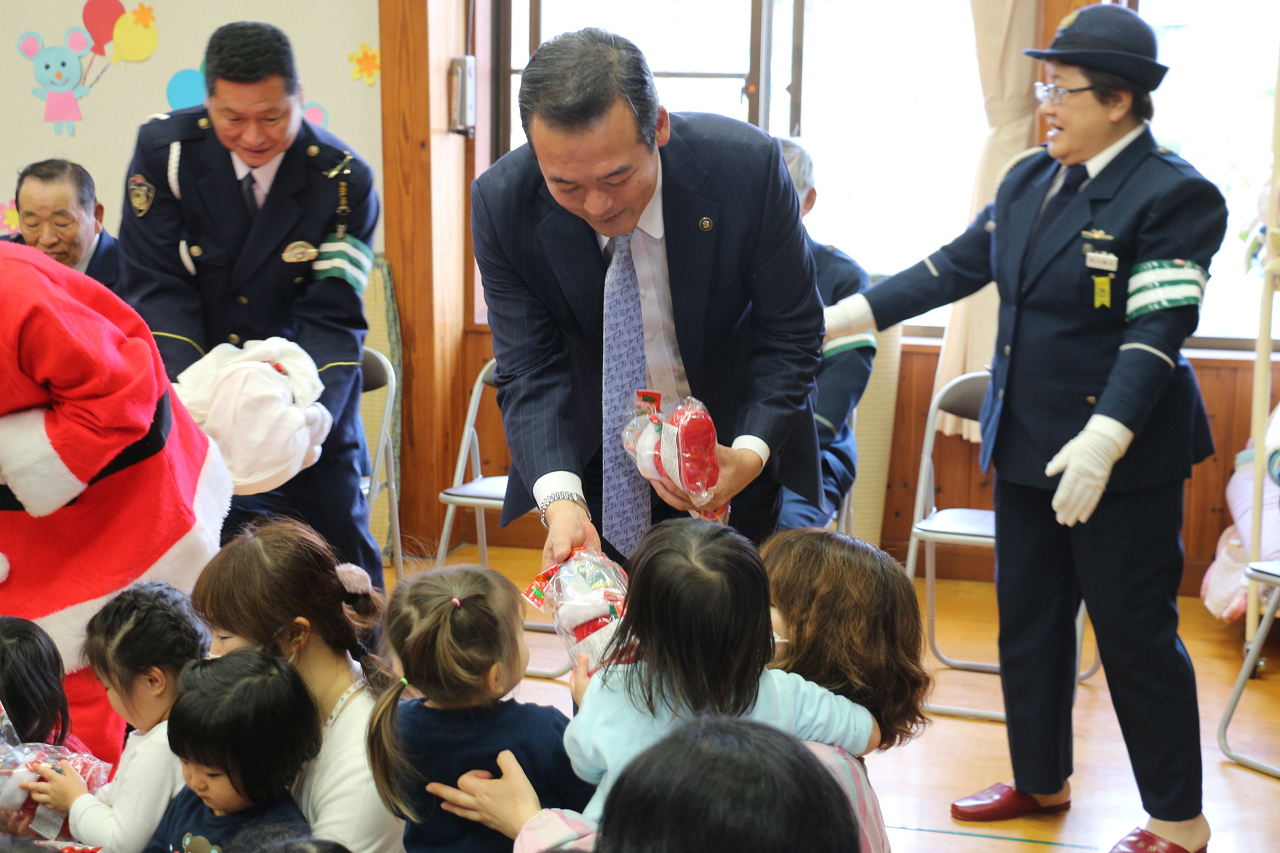 子どもたちにプレゼントを配る市長