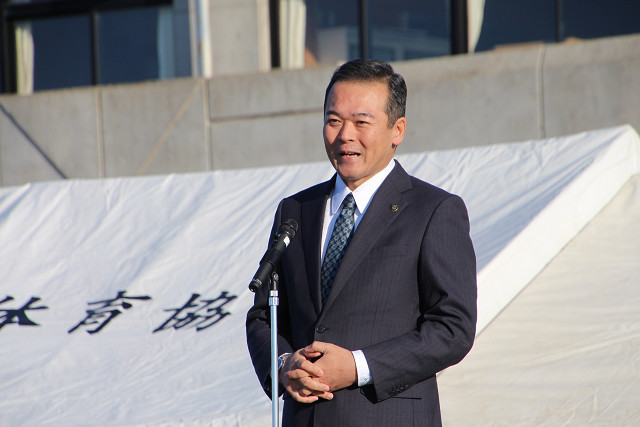 祝辞を述べる市長の写真