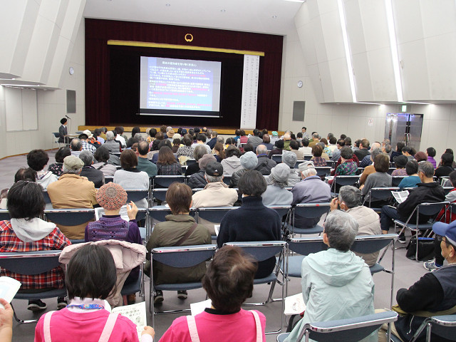 講演会場の様子の写真