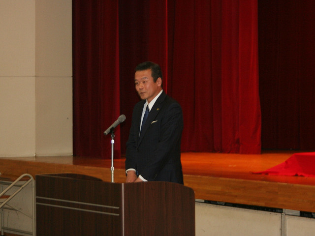 あいさつを述べる市長