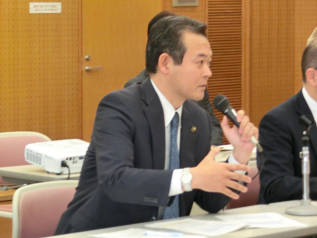 参加者と議論する市長
