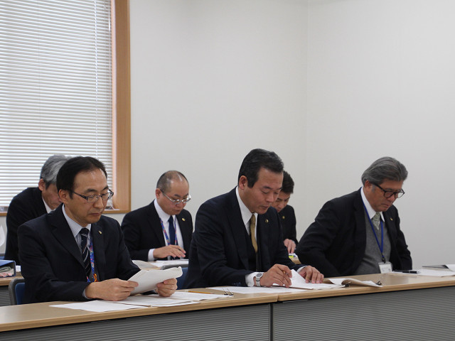 議案の概要等を説明する市長