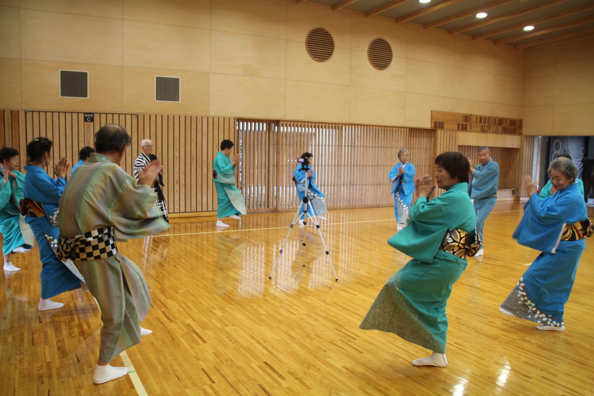 白里保存会のぼさま踊りの様子