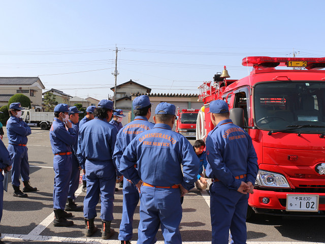 新しい車両の説明を受ける消防団員　