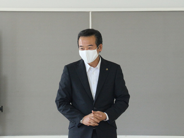 あいさつを述べる市長