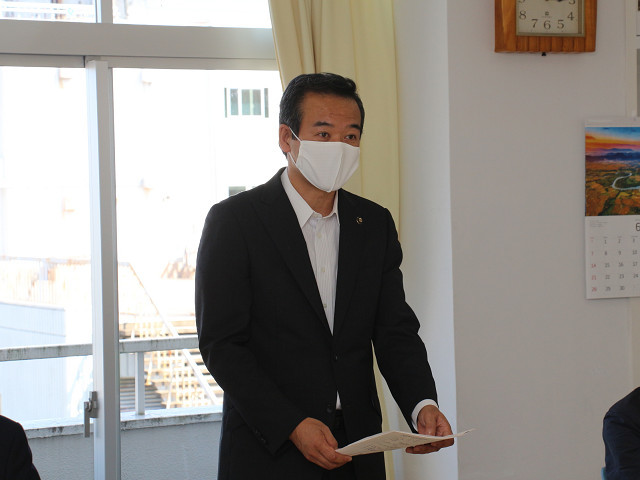 あいさつを述べる市長