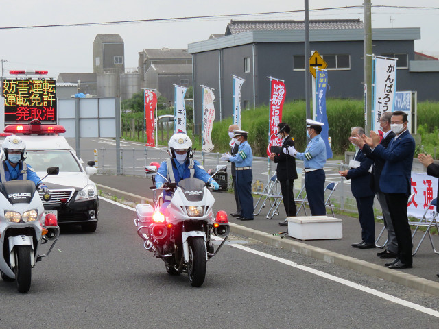 関係車両の出動を見送る市長の写真