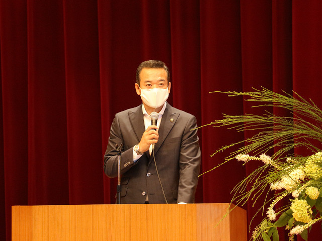 あいさつを述べる市長