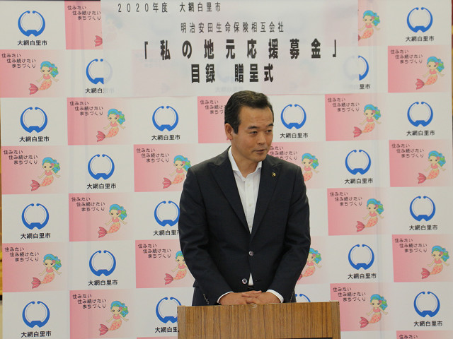 あいさつを述べる市長