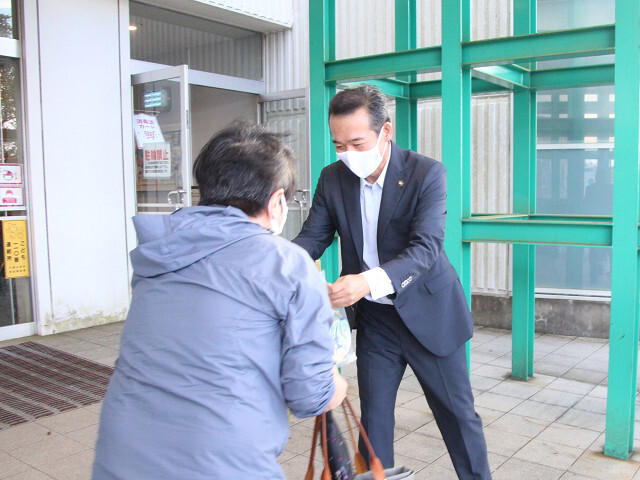 啓発物を配布する市長の写真