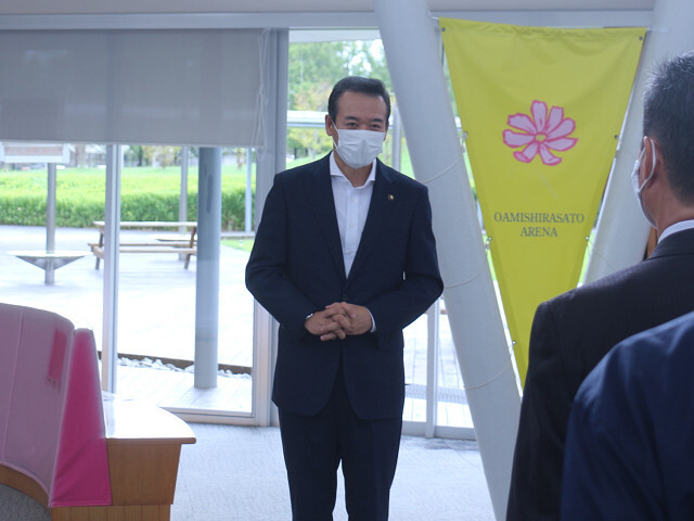 あいさつを述べる市長の写真