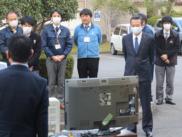 電動車両等による給電の説明を受ける市長の写真