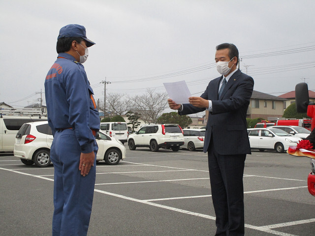 市長から中野団長へ引渡書を交付する写真