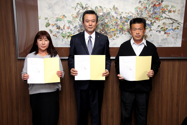 市長と大澤家の皆さんの写真
