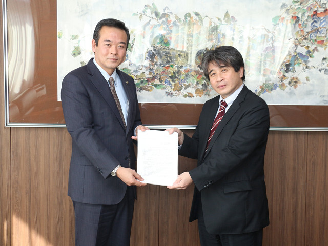 大網白里市総合計画審議会渡邊会長と市長の写真