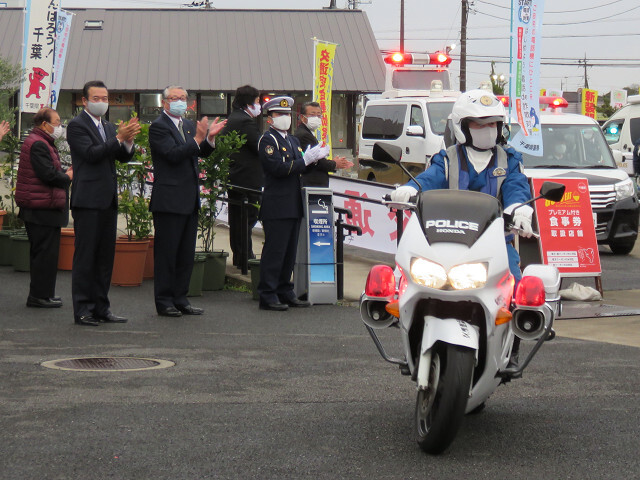 関係車両の出動を見送る市長の写真