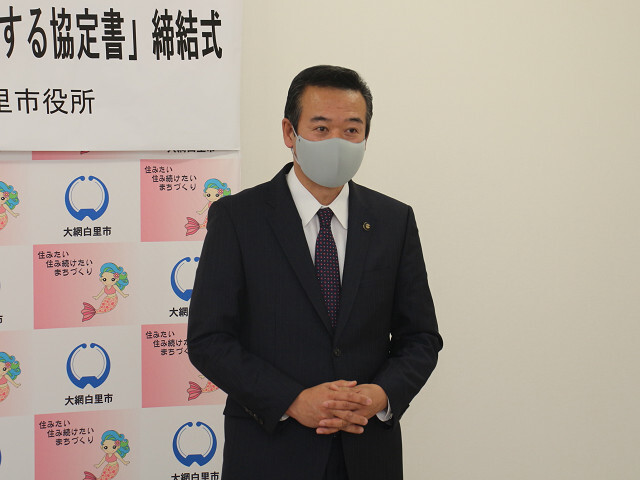 あいさつを述べる市長の写真