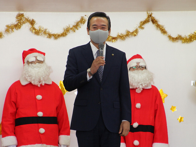 あいさつを述べる市長の写真