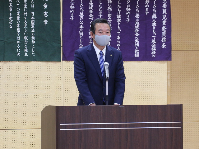 あいさつを述べる市長の写真