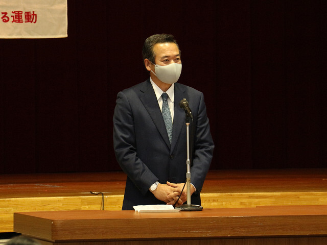 あいさつを述べる市長の写真