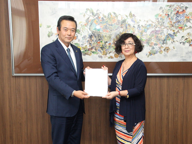 後藤会長から答申書を受け取る市長の写真