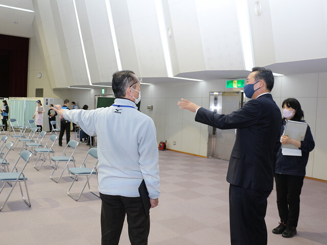 会場を見学する市長の写真