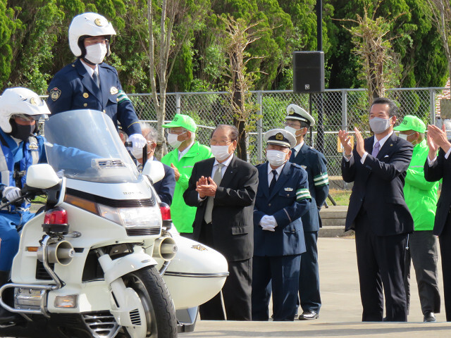 出動式に出席する市長の写真