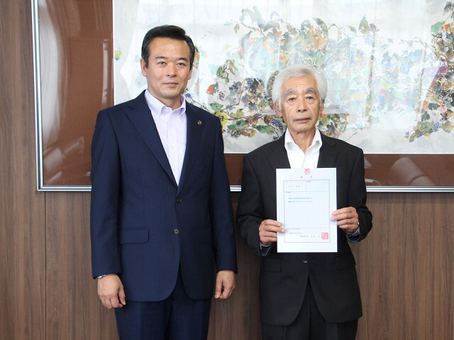 市長と今井氏の写真