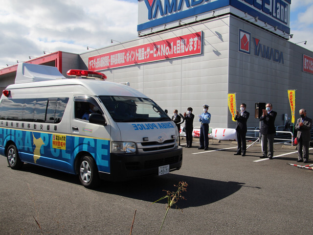 関係車両が街頭パトロールへ出発する写真