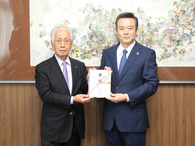 山ノ井代表取締役と市長の写真