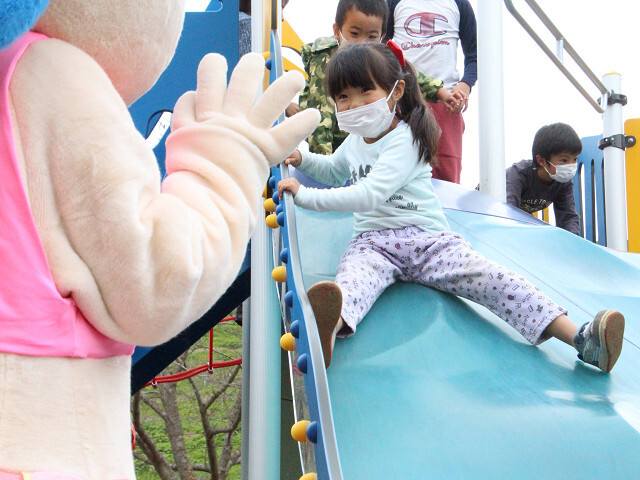 遊具で遊ぶ子どもたちの写真その2