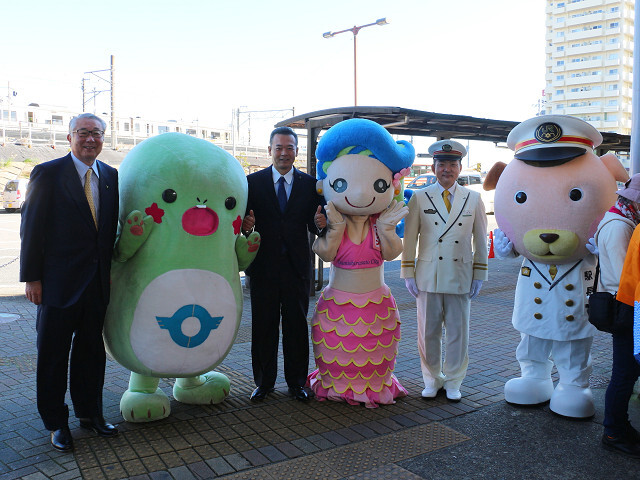 東金市長と金坂市長と大網駅長の写真