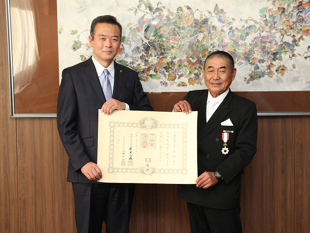 倉持氏と市長の写真