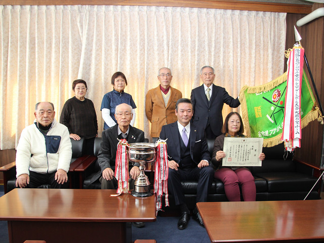 出場選手の皆さんと市長の写真