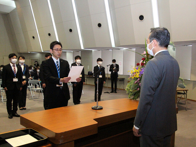 服務の宣誓を行う新規採用職員代表